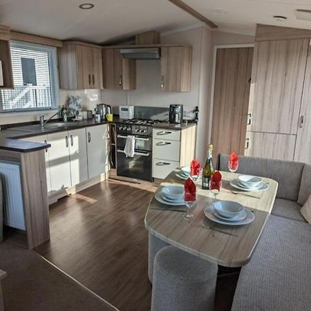 فندق Sleeps 6 Modern And Bright Caravan Littlesea Haven ويموث المظهر الخارجي الصورة